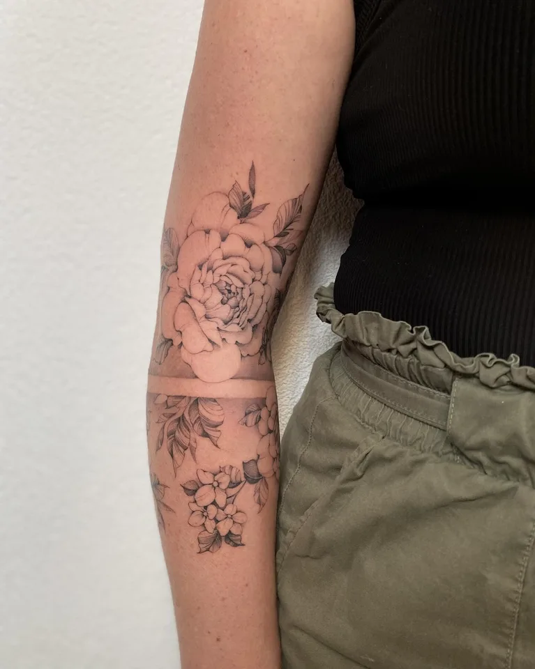 demi manchette florale — Pour   un mélange entre douceur des fleurs et graphisme des lignes. Mais avec un ren…