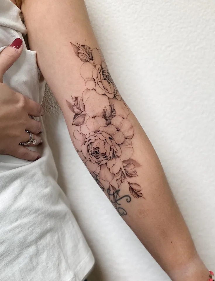 pivoines — Pour ma belle   le projet était d’habiller les initiales déjà tatoués sur l’intérieur de son bras.…
