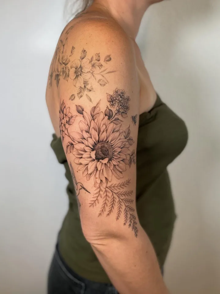 bras fleuri — Pour ma belle Charlotte — L’épaule et le dos sont cicatrisés  le petit colibri n’est pas de moi…