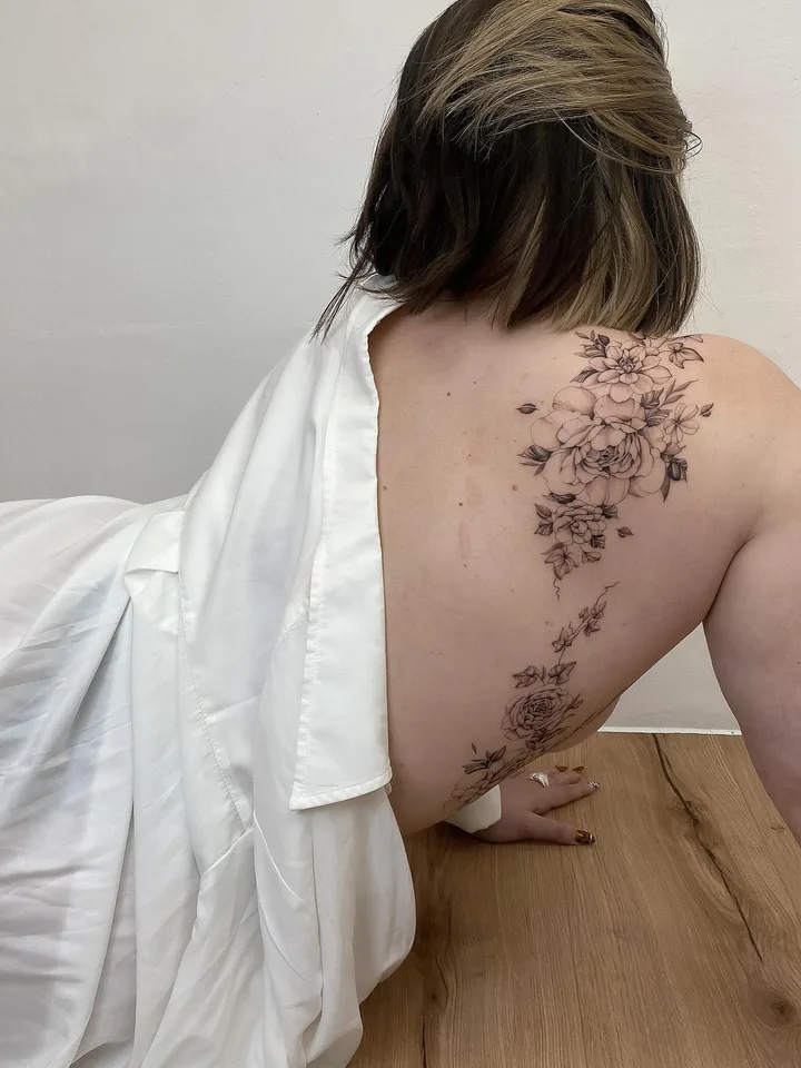 orner son corps — Pour une âme merveilleuse — Le petit tatouage sur les côtes était déjà présent et réalisé p…